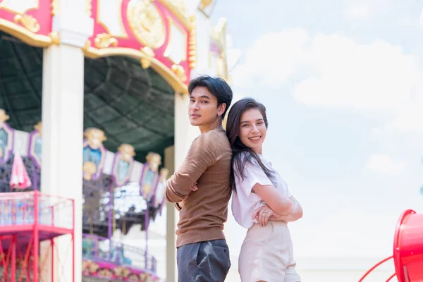 Couples Out Date Amusement Park Couple Looking Camera Carousel Amusement — Fotografia de Stock