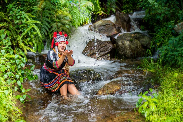 Одежда Племени Хмонг Хилл Молодая Женщина Племени Хилл Играет Воде — стоковое фото