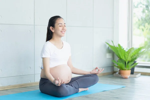 Беременная Веселится Занимаясь Йогой Беременная Женщина Медитирует Практикует Йогу — стоковое фото