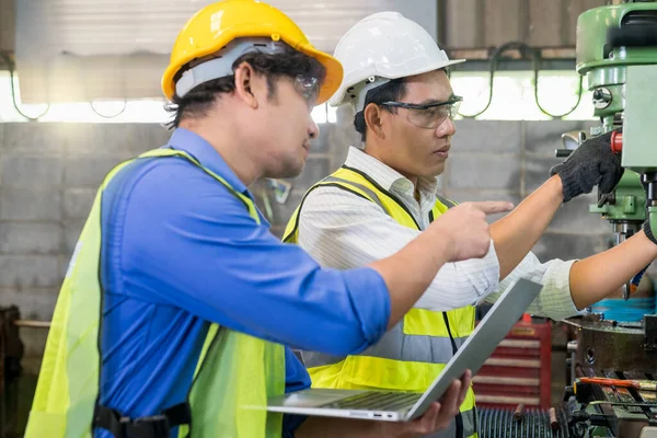 Mecánico Experto Torno Metálico Está Revisando Piezas Una Computadora Portátil — Foto de Stock