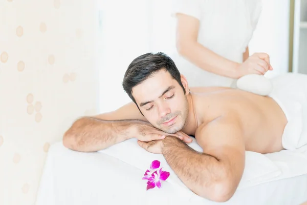 Junger Mann Liegt Auf Dem Wellnessbett Mann Entspannen Hautpflege Aromatherapie — Stockfoto