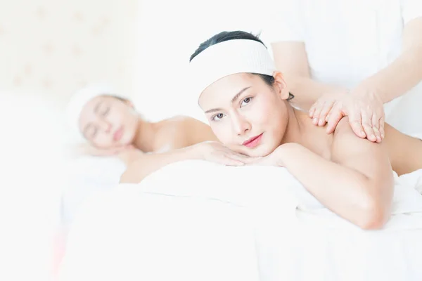 Eine Junge Asiatin Bekommt Einem Wellnessladen Eine Kopfmassage Junge Asiatische — Stockfoto