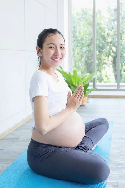 Gravida Asiatiska Mammor Som Gör Yoga Och Tittar Kameran — Stockfoto
