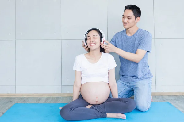 Ayah Memakai Headphone Untuk Ibu Hamil Ibu Hamil Membuka Musik — Stok Foto