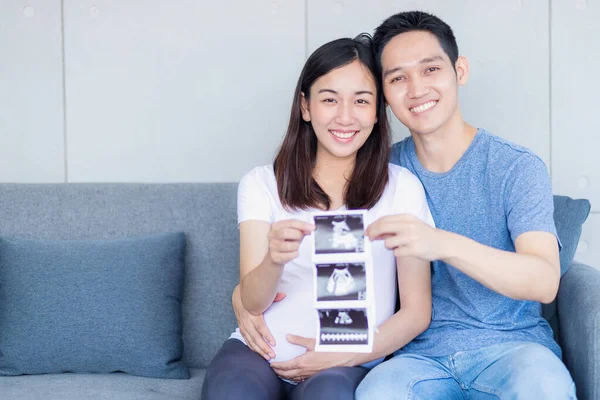 Gravid Kvinna Och Far Visar Baby Ultraljud Bilder — Stockfoto