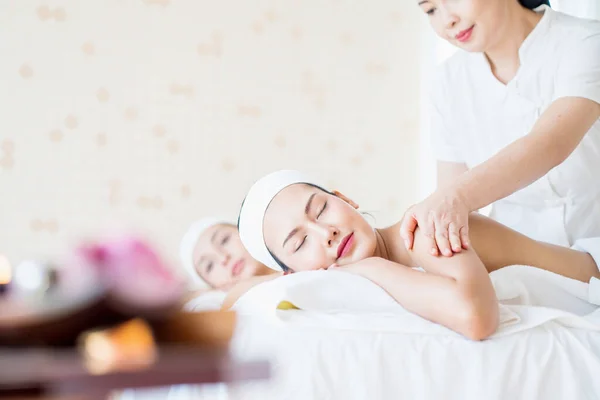 Ungdomskvinna Avkopplande Med Hand Spa Massage Skönhet Spa Salong — Stockfoto