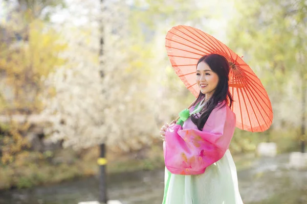 Menina Coreana Vestindo Hanbok Usando Guarda Chuva Vermelho Cheonggyecheon Coreia — Fotografia de Stock