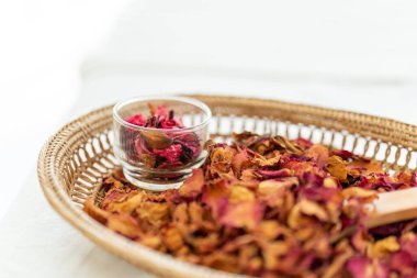 Kaplıca salonundaki kokular. Kokuyu oluşturan çiçekler ve kokular..