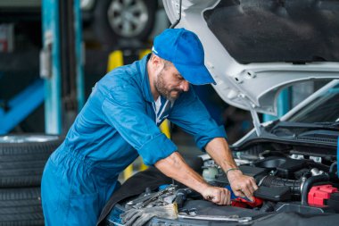 Araba motorunu tamir etmek için İngiliz anahtarını kullanan oto tamirci elleri. Otomobil tamircisi otomotiv kontrolü araba servisi, onarım, bakım.