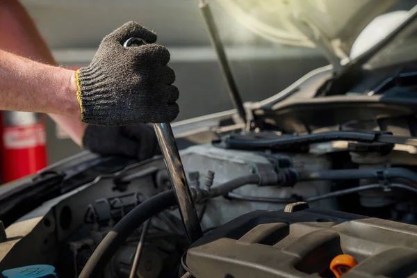 Reparaciones Autos Mecánico Automático Trabajando Con Llave Inglesa Motor Mecánica —  Fotos de Stock