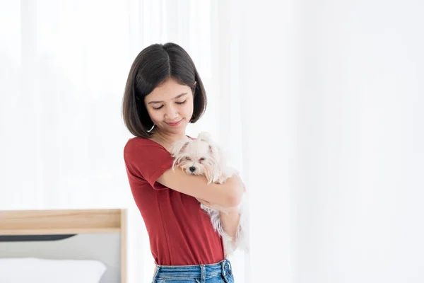 寝室に白いマルタの子犬を抱えている若いアジアの女性 女の子と子犬の犬 — ストック写真