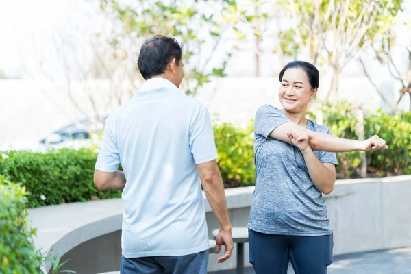 Elderly Men Women Exercising Park Senior Couple Doing Fitness Exercise — Stock fotografie