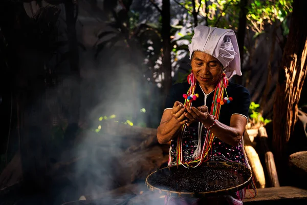 Женщины Племени Хилл Сортируют Кофейные Зёрна Женщина Выбирает Жареный Кофе — стоковое фото