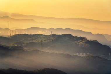 Jiufen Şehri Şablonu. Tayvan 'da sisli akşam ışığında Jiufen gün batımı. İş yerinde Tayvan gece görüşü.
