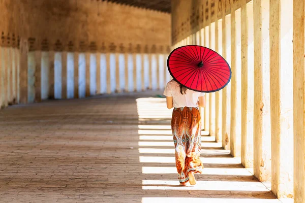Молодая Женщина Ходит Зонтиком Храме Пагоды Швезигон Багане Мьянма — стоковое фото