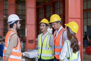 Fabrikadaki ustabaşı fabrikada hata yapan işçileri azarladı..