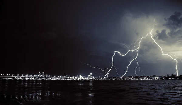 Lightning in the city — Stock Photo, Image