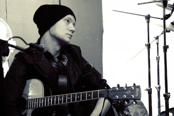 Gitarlı adam.