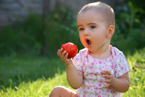 Bebé y tomate —  Fotos de Stock