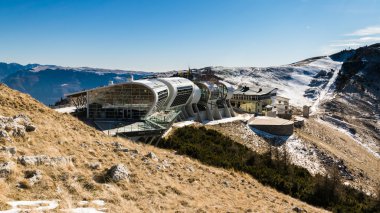 Dağ istasyonu görünümü teleferik Malcesine - Monte Baldo, İtalya