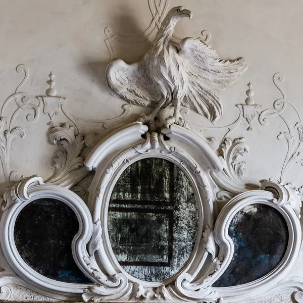 ヴェネチア様式のヴィラの暖炉の上に装飾的なミラー. — ストック写真