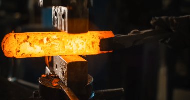 Örs üzerinde demir çubuk.