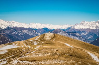 Hala kısmen karla kaplı dağ çayırları.