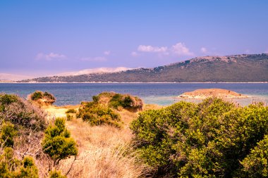 Bozulmamış kıyı şeridi ve adanın berrak su 