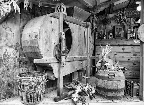 Ruční stroj používaný ke skořápce kukuřice. — Stock fotografie