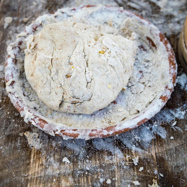 Brood met de hand gekneed klaar om te worden gebakken. — Stockfoto