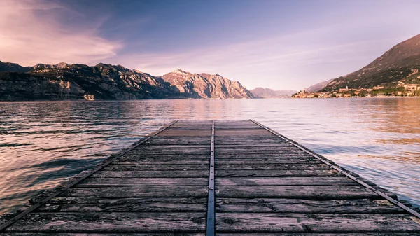 Passarela sobre o Lago de Garda, Itália . — Fotografia de Stock