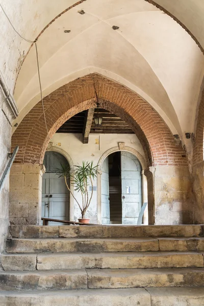 Ladrillo arco apuntado en un antiguo monasterio benedictino . — Foto de Stock