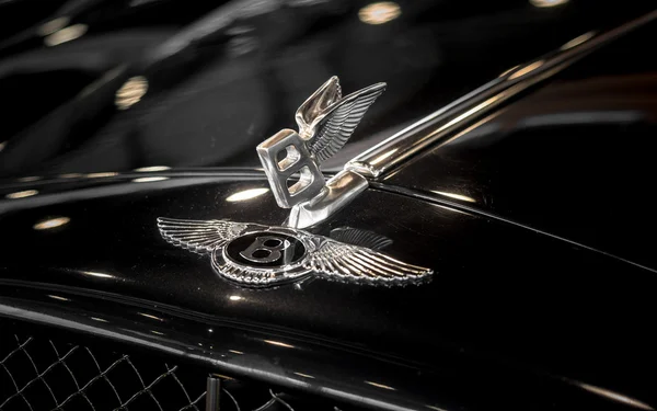 Bentley okřídleného "B" odznak kapoty ornament. — Stock fotografie