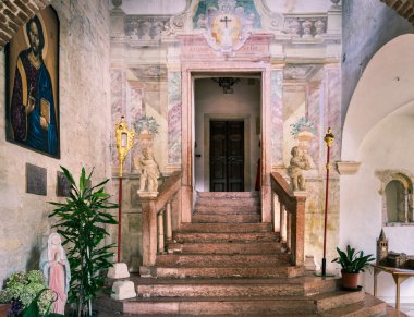 Romanesk kilise içinde dış cloister önde gelen kapı
