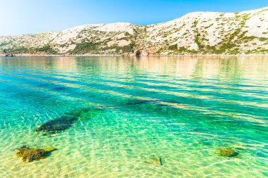 Bozulmamış kıyı şeridi ve adanın berrak su 