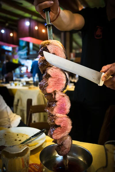 Foto de Espeto De Picanha Cozido Pronto Para Comer Inclinada Em Cortar A  Placa e mais fotos de stock de Churrasco - iStock