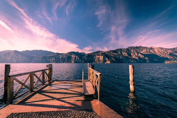 Geçit üzerinde Lake Garda, İtalya.