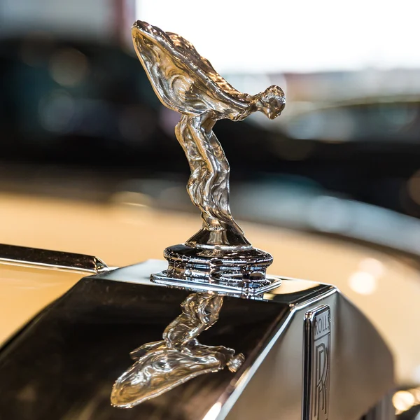 Spirit of Ecstasy je ozdoba na automobily Rolls-Royce. — Stock fotografie
