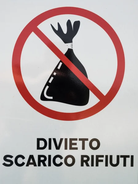 Road sign with writing in Italian "prohibition waste discharge". — Stock Photo, Image