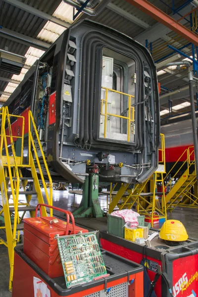 Sollevamento di un vagone ferroviario per manutenzione in officina — Foto Stock