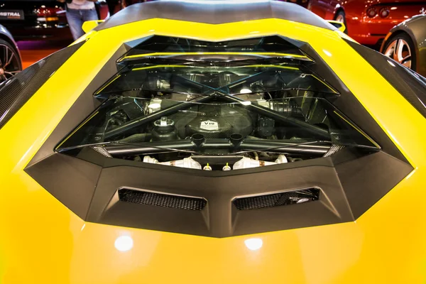 Janela traseira transparente com visão do motor de um carro esportivo amarelo . — Fotografia de Stock