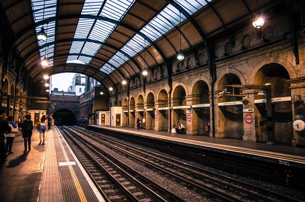 Notting Hill Gate é uma estação de metrô de Londres na rua — Fotografia de Stock