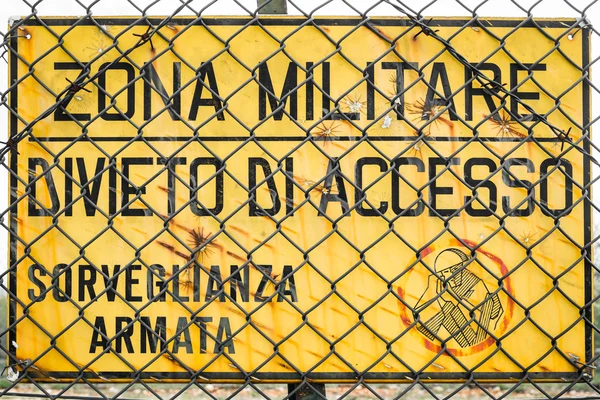 Sign that reads in Italian "military zone, no entry, armed surve — Stock Photo, Image