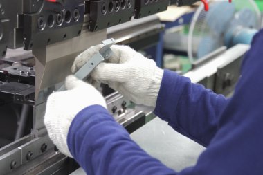 Alt anda basın fren üzerinde.