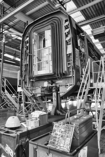 Lifting a railway wagon for maintenance in a workshop major repa — Stock Photo, Image