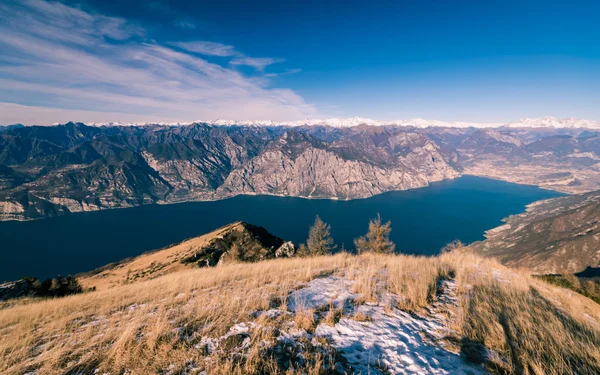 Panorama över Gardasjön sett från toppen av Monte Baldo, Italien. — Stockfoto