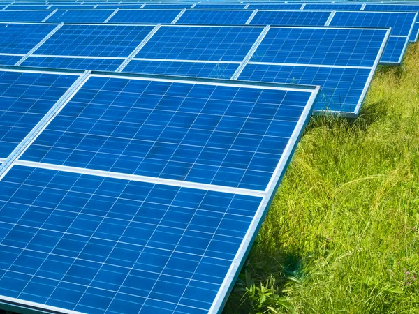 Painéis fotovoltaicos em um prado verde . — Fotografia de Stock