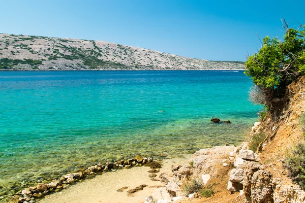 La mer cristalline entourant l'île de Rab, Croatie . — Photo