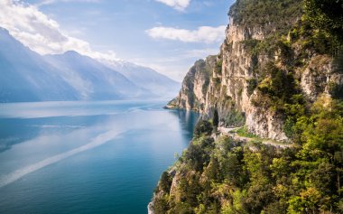 Dağlarla çevrili muhteşem Lake Garda Panoraması.