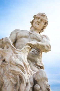 Samson aslan çeneleri açılır.